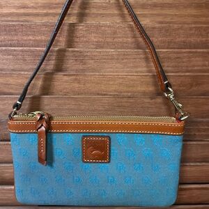 EUC Dooney & Bourke Signature Monogram Turquoise Wristlet